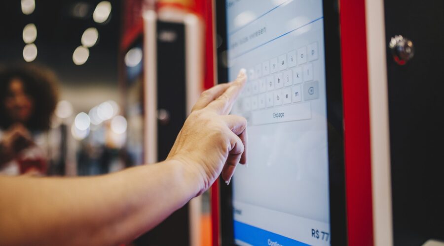 iFood reforça aposta em consumo no salão e adquire software para autoatendimento